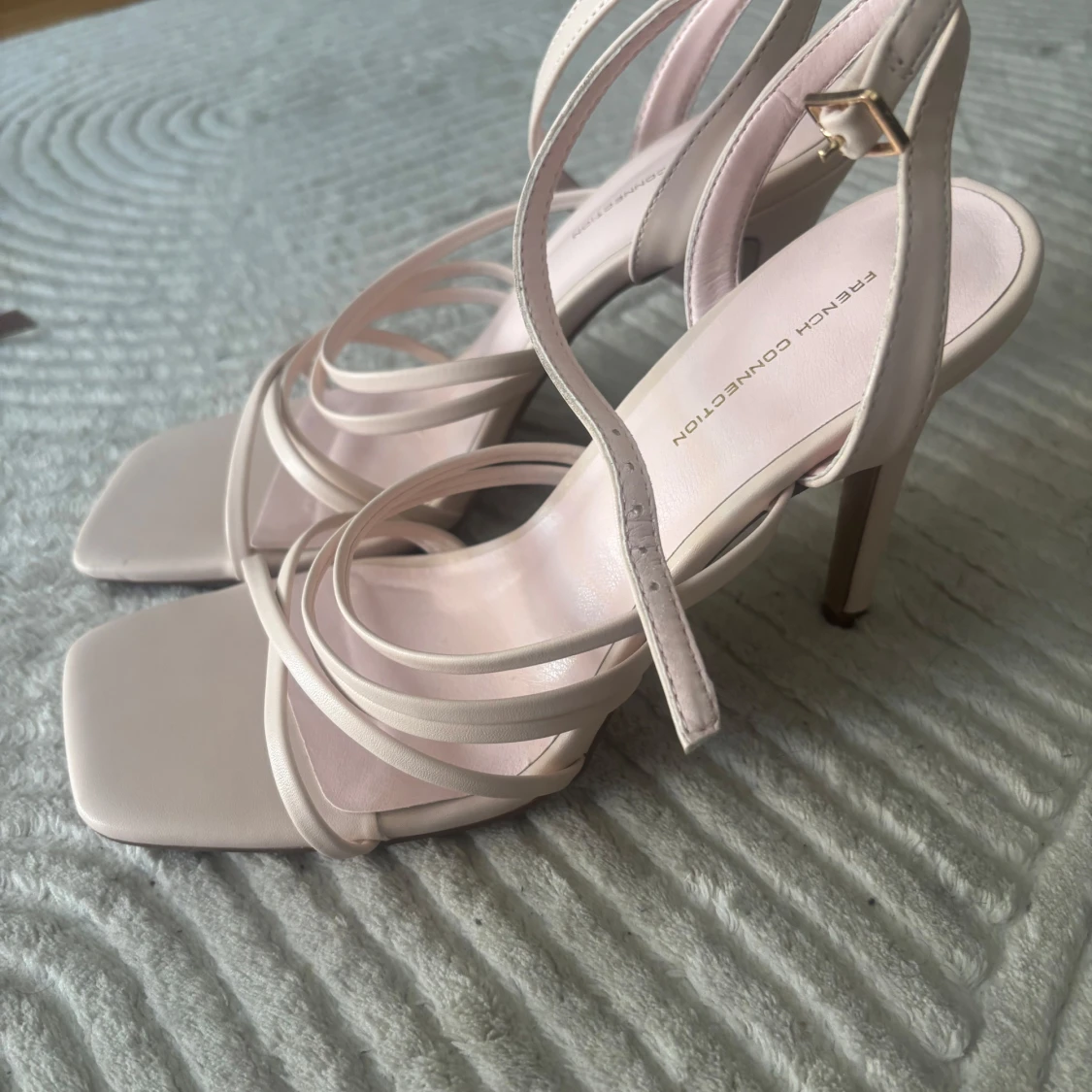 Ljusrosa sandaler från French Connection - 1