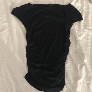 T shirt - En t shirt i svart från hm i storlek xs, den har scrunch på sidorna 