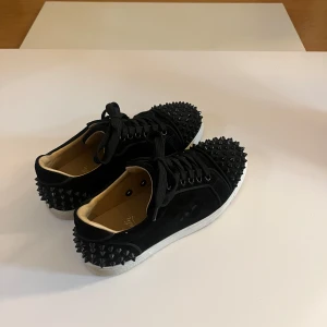 Christian Louboutin svarta sneakers med nitar - Intressekoll på mina svarta sneakers från Christian Louboutini dam strl 36. Kvitto finns, dustbag & kartong medkommer. Bara använd ett fåtal gånger 