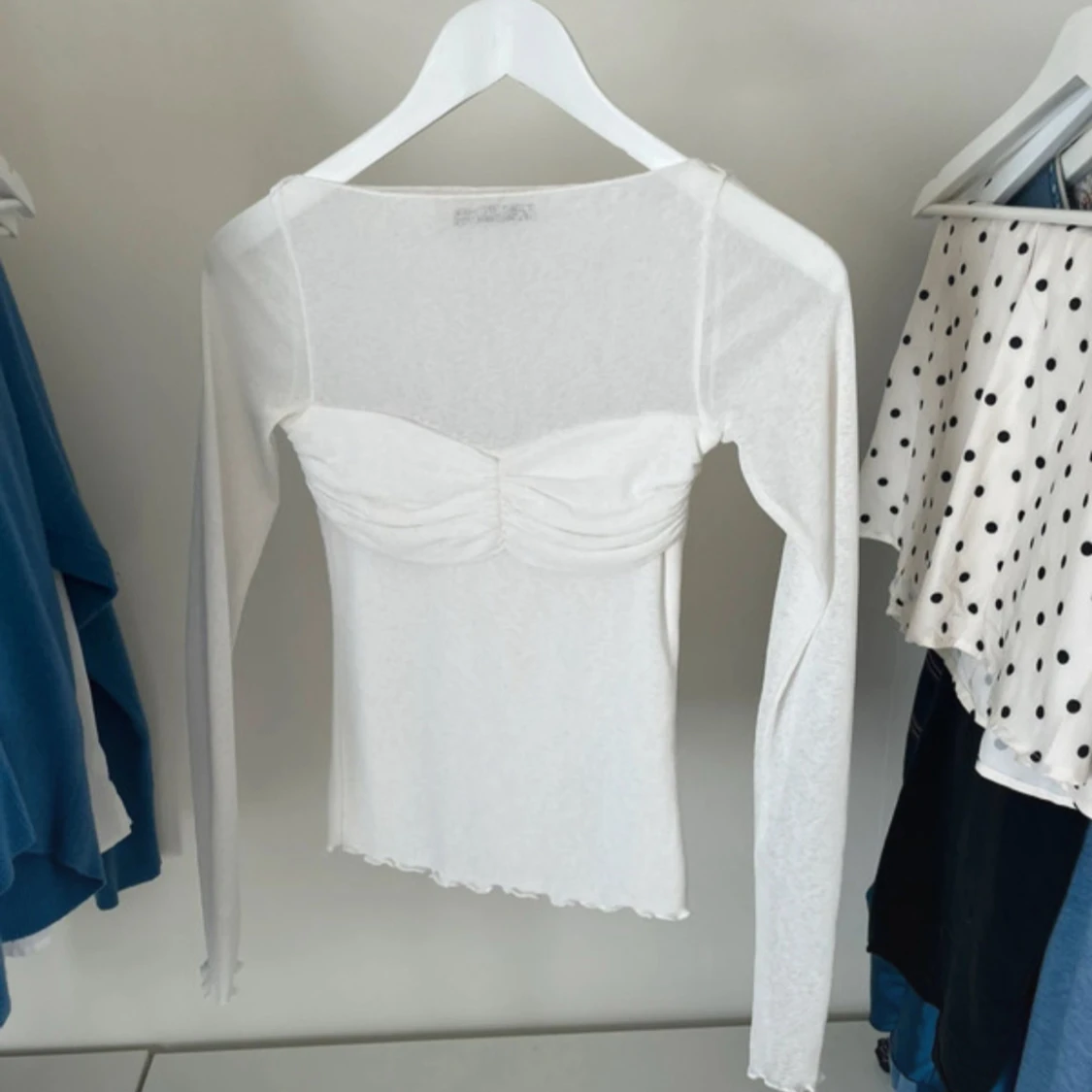 Vit långärmad topp från Gina Tricot