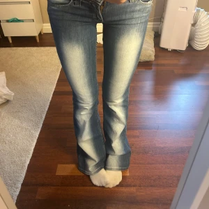 kvargjeans - säljer mina suuupersnygga kvargjeans då dom inte kommer till användning😊💓 de är i storlek 28/32 och passar mig som brukar ha 24 i truereliogon och 34 i andra jeans🥰💞enda defekten är några små slitningar längst ner på benen