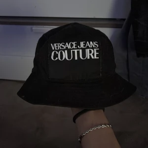 Äkta versace bucket hät - Ja säljer min äkta versace bucket hat för jag har slutat gilla den som ja gjorde förr har tappat bort kvitto men den är köpt direkt från versace i italien för 1799kr