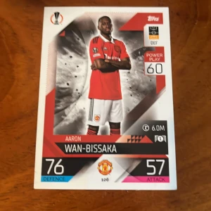 Manchester United röd matchtröja - Säljer en klassisk röd Manchester United fotbollskort från match attack med vita detaljer och klubbmärke på bröstet. Kortet har korta ärmar, svart och vit krage samt Adidas-logga på axeln. Perfekt för dig som vill visa ditt stöd för United.