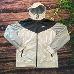 Nike windbreaker jacka - 👔 Stilren Nike Windbreaker – Herr, Storlek M – Utmärkt Skick 👔  Erbjuder en högkvalitativ Nike windbreaker i storlek M för herrar. Denna jacka kombinerar stil och funktionalitet, vilket gör den idealisk för en mängd olika aktiviteter och väderförhållanden.  ✨ Produktinformation: *   Märke: Nike *   Storlek: M (Herr) *   Skick: Utmärkt – väl underhållen *   Design: Klassisk och tidlös windbreaker-stil 
