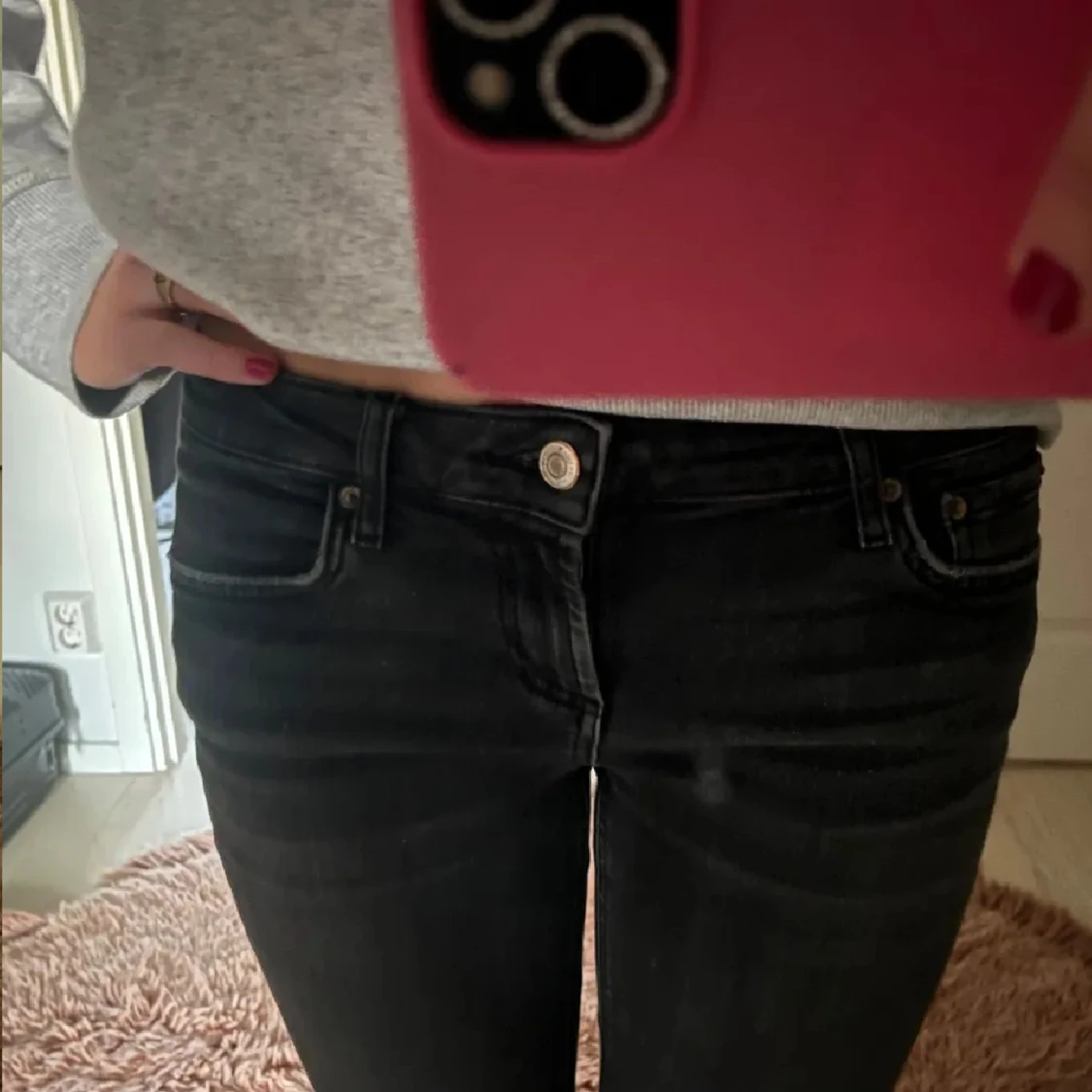 svarta lågmidjade jeans - 1