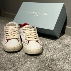 Philipe model röd vita - Säljer ett par Phillips model jr strl 38,5, bra skick väl omhändertagna nypris: 2595kr, säljer 1200kr hör av er vid funderingar om priser