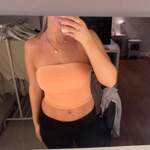 Bandue topp - Topp utan ärmar, jättefin på sommaren eller när man är brun!🥰 orange/ aprikos aktig