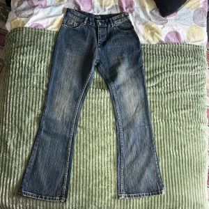 Belenci bootcut jeans  - Säljer ett par Belenci bootcut jeans helt oanvända bara för att dom är för små. Har du några frågor så är det bara att skriva jag är aktiv och skickar iväg snabbt. Priset är inte hugget i sten