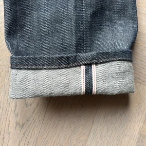 Selvedge jeans - Mörkblå selvedge jeans från G-Star Raw i rak passform. Snygg detalj med synlig selvedge vid uppvik. Storlek 32/32. Inte använda.