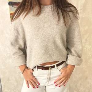 Beige stickad tröja!  - Perfekt för kallare tider, en stickad tröja från Gina tricot, storlek M. Två små fläckar på framsidan (man lägger inte märke till det) 🩷