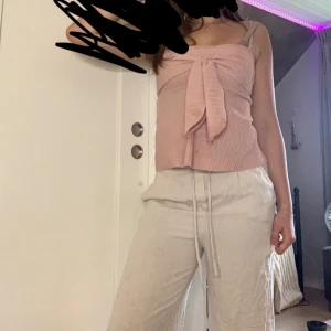 Beiga linnebyxor med snörning - Säljer mina jätte sköna linnebyxor från H&M. Jag fick dom av mitt ex’s syster, så vet inte hur många gånger de är använda. Har använt dom själv ungefär 2 gånger           Strl: S