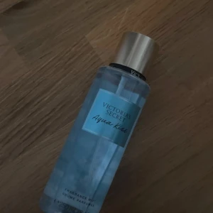 Victoria's Secret Aqua Kiss mist (nästan helt oanvänd)  - den är köpt i London! Fragrance mist med fräsch vibe. Slogan: Cool waters, bright daisy, make a splash. Volym: 250 ml. Ingredienser som alkohol denat, vatten, propylene glycol och parfym framgår på flaskan. Perfekt för dig som vill sticka ut med en lätt och modern doft. knappast använd 