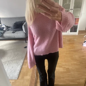 Rosa polotröja från Mochy - Supermysig rosa polotröja från Mochy med oversized passform och långa ärmar. Tröjan är stickad och har bred ribbad mudd vid hals, ärmslut och nederkant. Perfekt för dig som gillar en chill och trendig look.