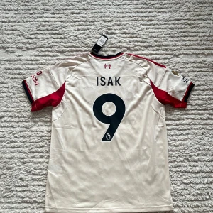 Isak away Liverpool shirt 25/26 - Hejsan! Helt ny Isak den mäktige tröja med Premier League-märke. Helt oanvänd.   Anledningen till att dessa tröjor kostar lite mer än de andra är att jag betalade för FedEx expressfrakt och tull, och jag vill ge dig chansen att få tröjan innan mågon annan  Zorro 🫱🏻🫲🏻