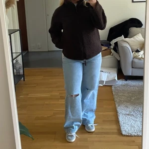 Ljusblå wide jeans från Lee - Säljer ett par ljusblå jeans från Lee, använda en dag! Säljer då de är för stora för mig! Storlek 30/31. Nypris 1199kr