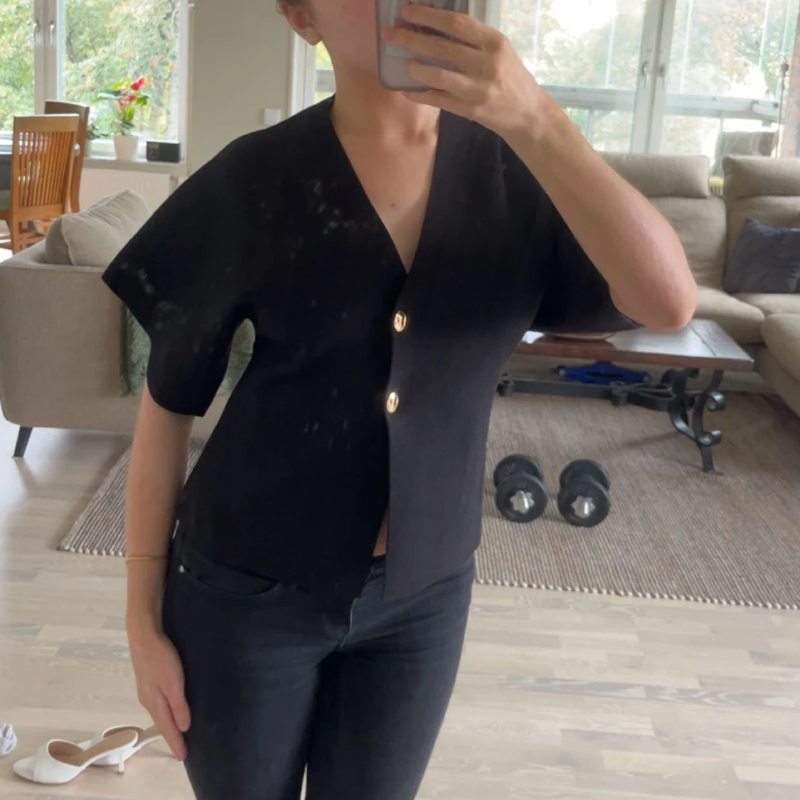 Svart blus med guldknappar