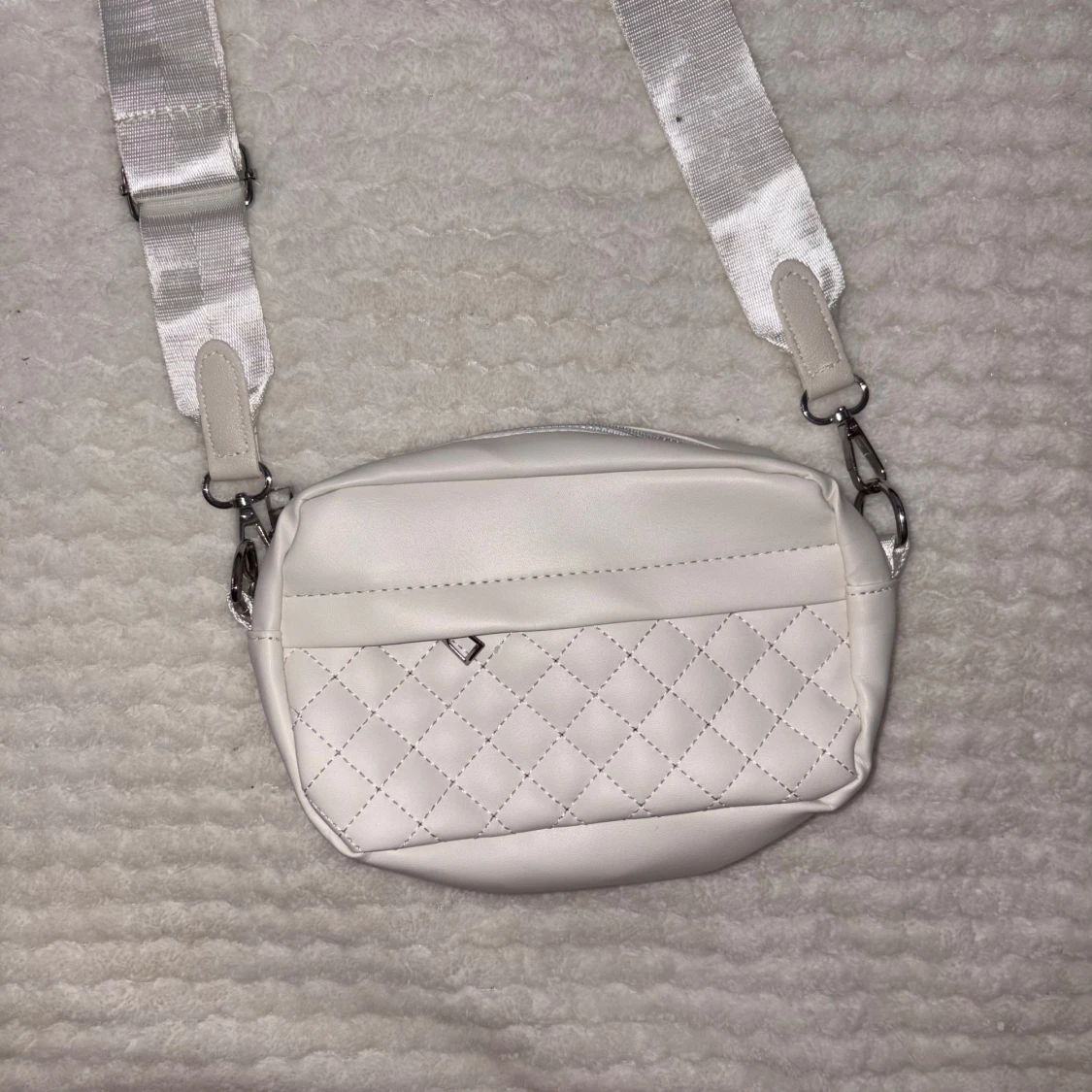 Vit quiltad axelväska i skinnimitation - 1