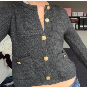 stickad kofta från zara - säljer denna superfina stickade koftan från zara. inga defekter, som ny. den är slutsåld på hemsidan 💕💕  storlek M men liten i storleken. (bilderna är lånade - skriv för egna) 