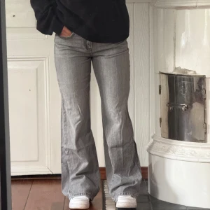 Jeans  - Vida jeans med mid-rise, nästan aldrig använda.