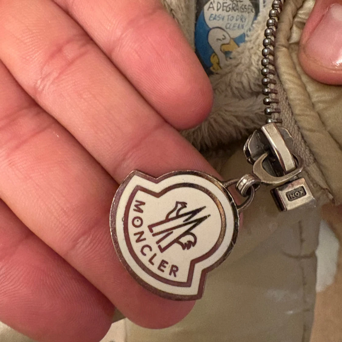 Beige Moncler pufferjacka med päls - 2