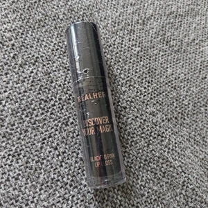 Läppglans - Cool lipgloss från REALHER som skiftar från svart till rosa. Tuben är svart med transparent lock och text i roséguld. Perfekt för dig som vill ha en unik färg på läpparna och gillar glossig finish.