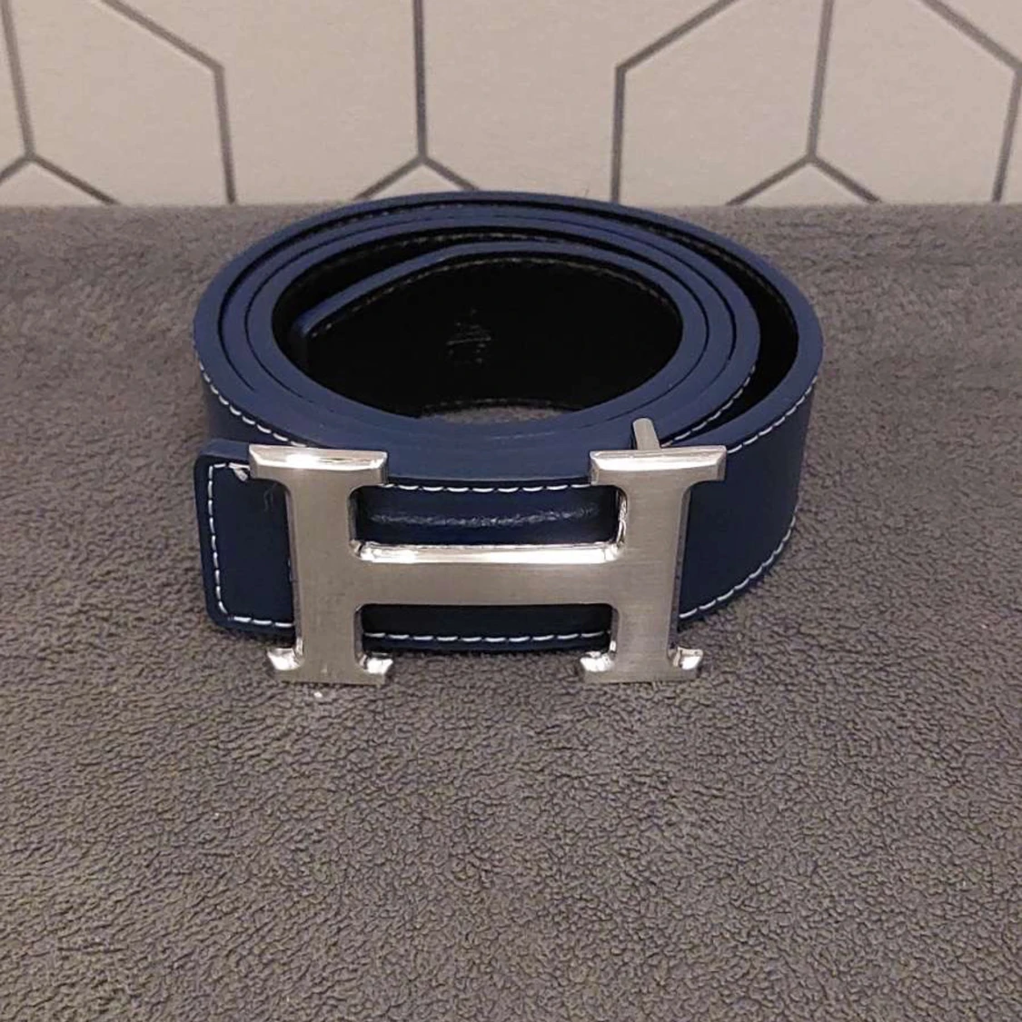 Marinblått bälte med H-spänne
