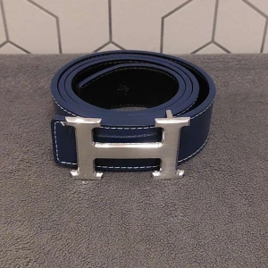 Marinblått bälte med H-spänne - Marinblått bälte med stort silvrigt H-spänne || 110 cm || Pris kan diskuteras vid snabb affär