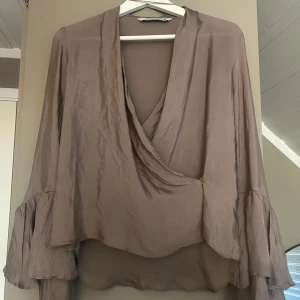 Blus - Blus från Zara med volangarmar