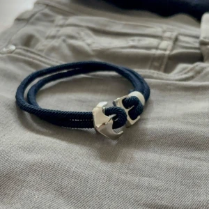 Ankare armband - Marininspirerat armband – Stil & Kvalitet från Armory  Upptäck det perfekta komplementet till din stil! Detta marinblå armband med en stilren ankardetalj kombinerar en elegant design med en avslappnad, nautisk känsla.  Ett utmärkt val för dig som vill ha en diskret men stilfull accessoar eller en uppskattad present till någon speciell.  Hör av dig vid frågor / armory 