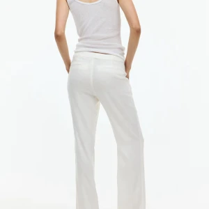 Vita kostym linnebyxor🌅 - Snygga vita linnebyxor som ser ut som kostymbyxor.  Super fin passform. Dom är mid/low waist. 🥰dom är små i storlek så jag som har 42-44 i jeans passar dom perfekt. Jag är 167cm och dom passar perfekt i längden som går precis ner till hälarna❤️pris lapp sitter kvar.