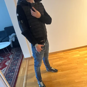  Moncler cardigan  - Säljer min moncler cardigan eftersom att jag växt ur den. Använd ungefär en höst så inte så sliten inga tydliga slitage. Skicket 8/10.  Pris kan diskuteras. Hör av dig om du har fler frågor🙌🙌