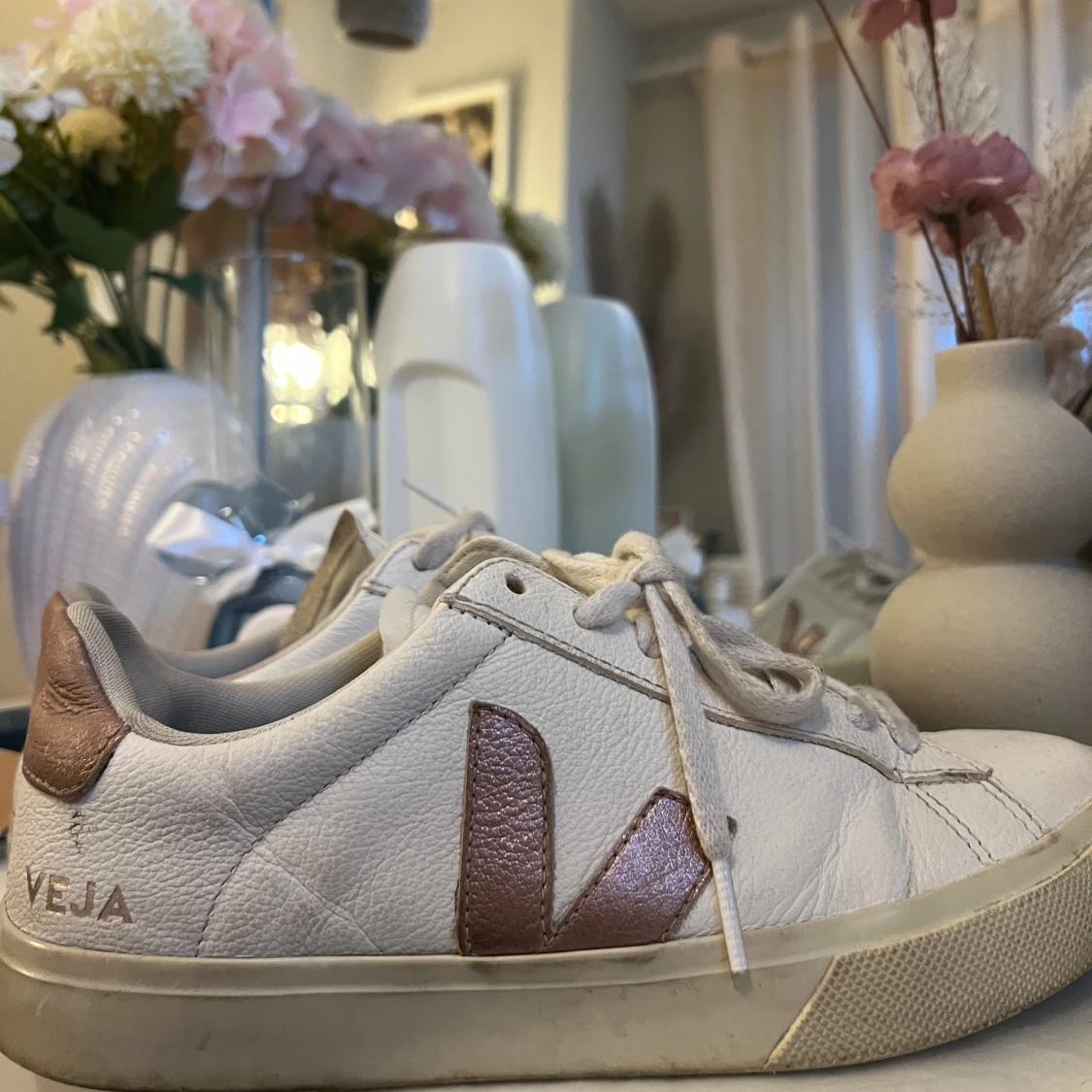 Vita Veja sneakers med rosa detaljer
