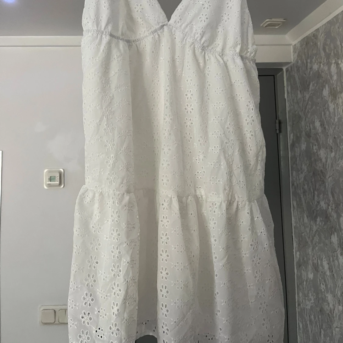 Vit klänning med broderade blommor