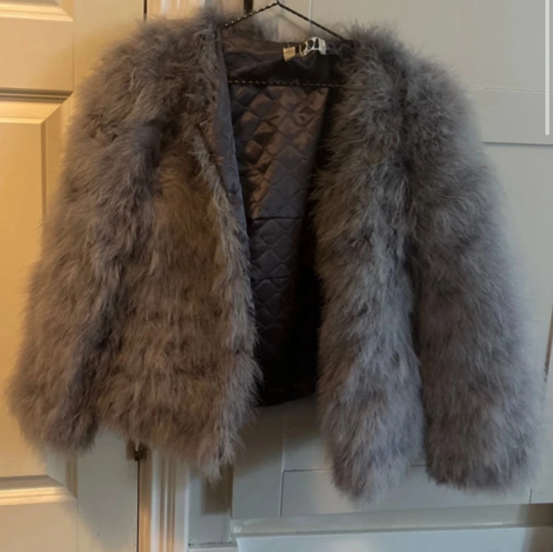 Grå fluffig pälsjacka