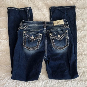 Miss me jeans - Mid rise bootcut jeans från miss me. Sparsamt använda och är i jättefint skick. Inga defekter. Säljer då dem har blivit för stora. Midjemåttet rakt över är 38 cm och innebenslängden är 77 cm💕