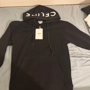 Svart zip-hoodie - Skön zip-hoodie som dessutom är helt oanvänd! Riktigt fräsch o du kommer inte se någon med samma lovar jag!🔥