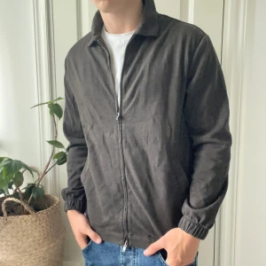 Massimo dutti full zip M - Massimo dutti full zip M, använd men inga defekter! Modellen är 180,75 kg. Kom med frågor🫶