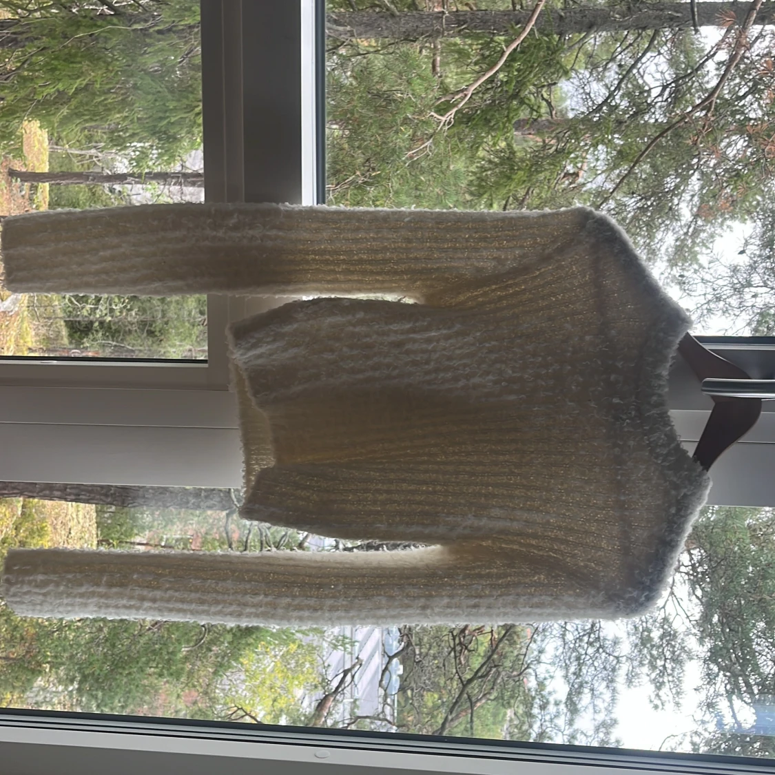 Vit fluffig stickad tröja - 1