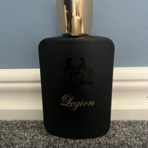 Legion by Fragrance World - Legion från Fragrance World har en stilren svart flaska med gulddetaljer. Perfekt för dig som vill sticka ut med en modern och exklusiv look. Flaskan har en lyxig känsla och passar dig som gillar att visa din personlighet.