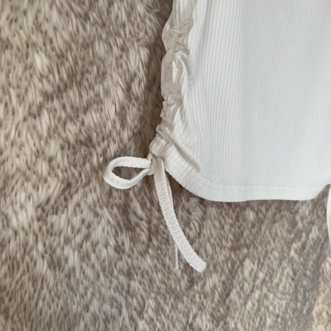 Vit ribbad linnetopp med knytning - 3