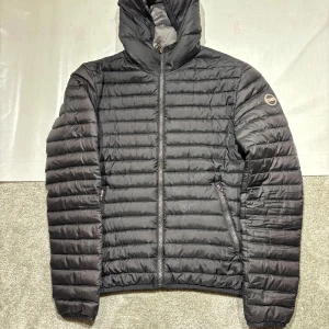 Colmar Jacka - Hej! Säljer nu min jacka från märket Colmar, storlek 46/S, bra skick. Tveka inte på att höra av dig om du har frågor eller funderingar kring jackan!