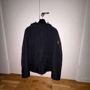 Stone Island Jacka  - Hej, säljer nu min Stone Island jacka! Inköpt vintern 2024 i Stone Islands butik i Stockholm. Endast testad, tags och kvitto finns! Resegarderob ingår, ordinarie pris 9700kr 