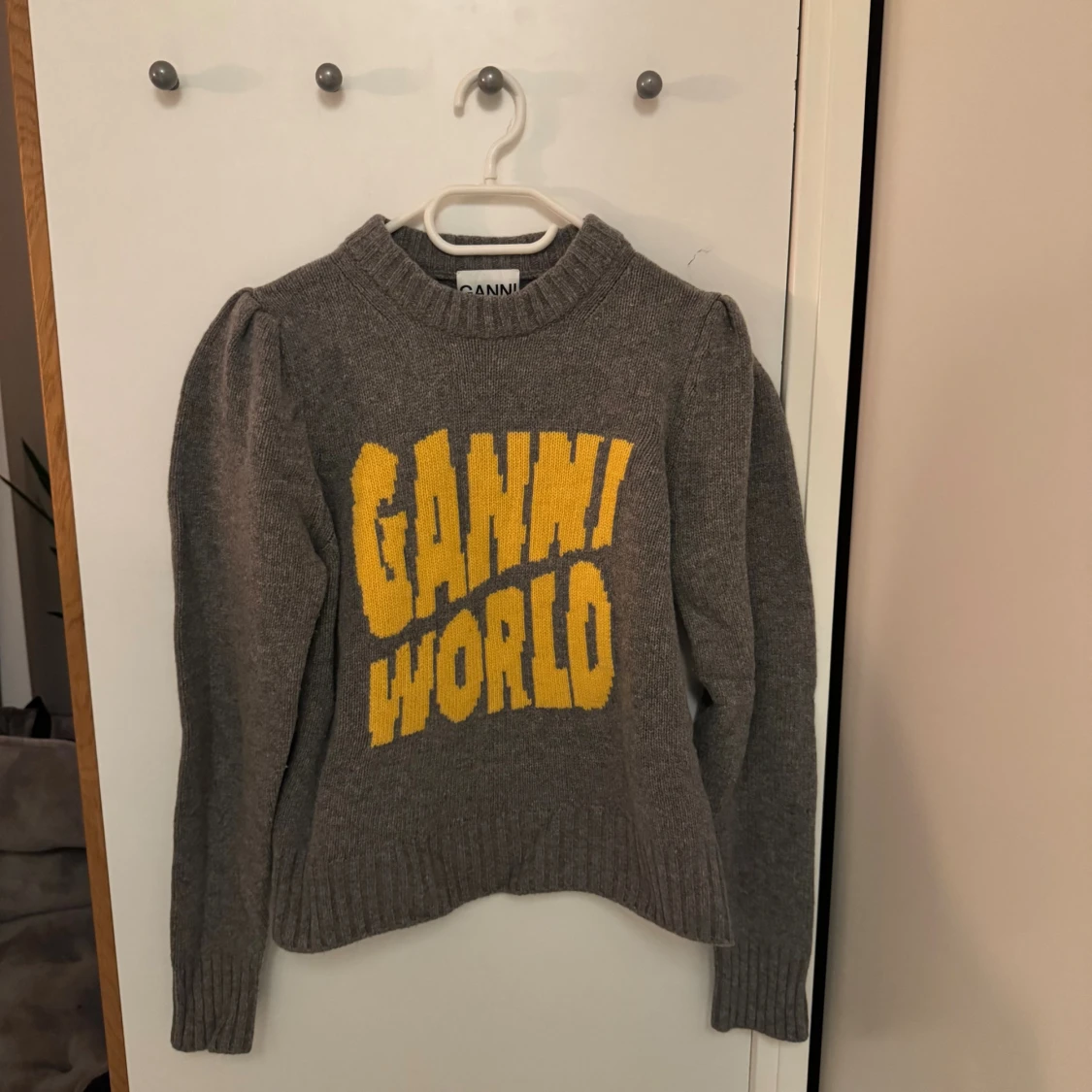 Grå stickad tröja från Ganni