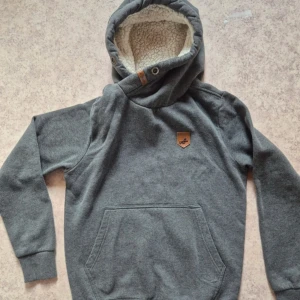 Grå hoodie fodrad - Mysig grå hoodie från Amaci & Sons med teddyfoder i huvan. Jättemysig och skön hoodie med unik huva - perfekt till kalla dagar! || storlek M, mycket bra skick, köp eller kom DMs vid frågor!