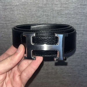 Svart bälte h spänne - 110cm, 5 hål, oanvänd, svart, silver