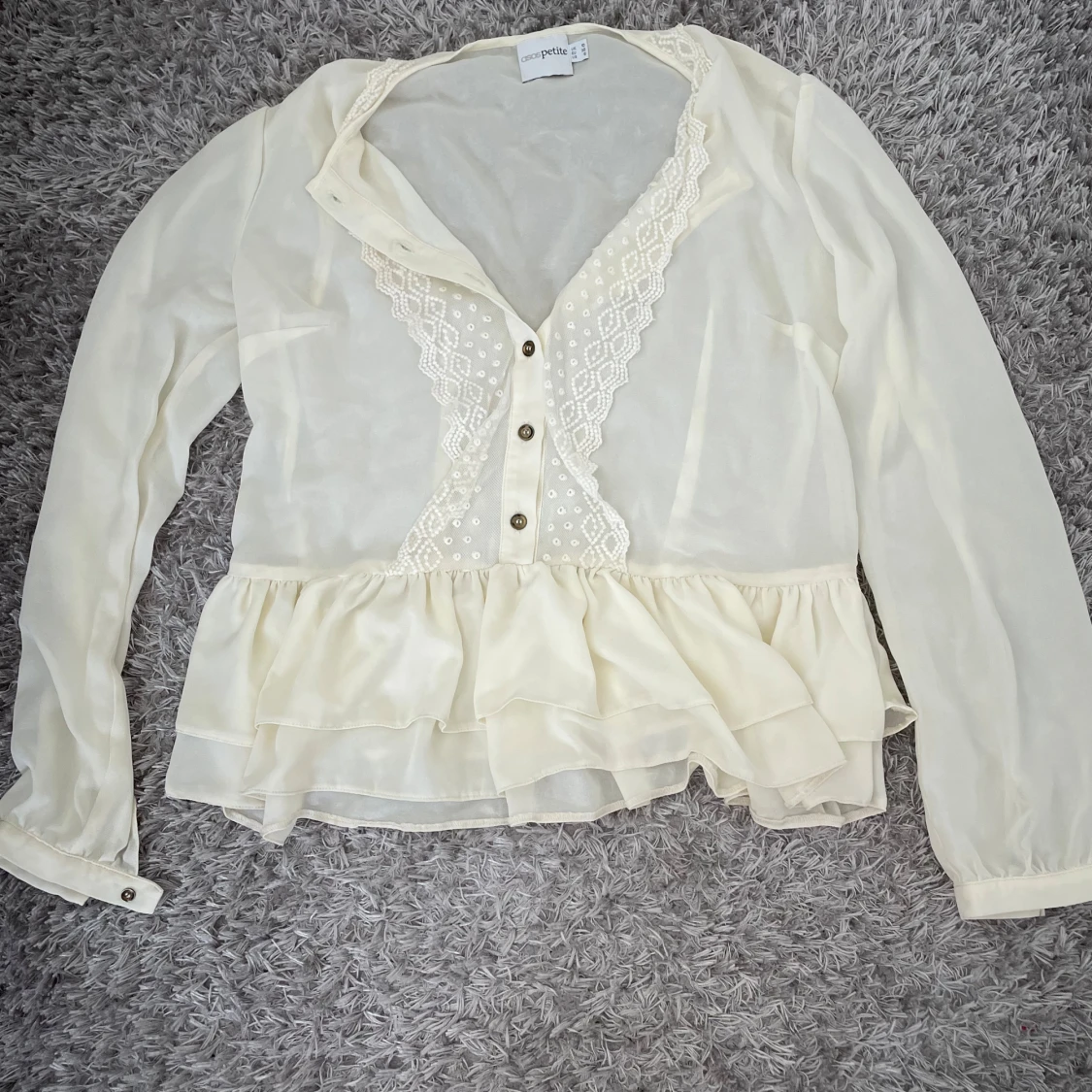 Vit blus med volang från ASOS Petite