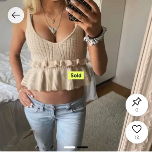 Beige stickad croppad linnetopp - Supersöt beige stickad linnetopp med volang💕💕☀️☀️ #stockholmstil #fest #söderstil #vit #beige #stickad #höst #linne #tjocktröja #blå #jeans #höst #vår #h&m #zara #bikbok #monky #otherstories 