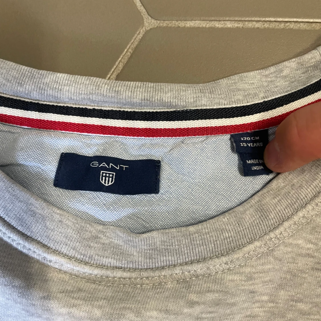 Ljusgrå sweatshirt från Gant - 2