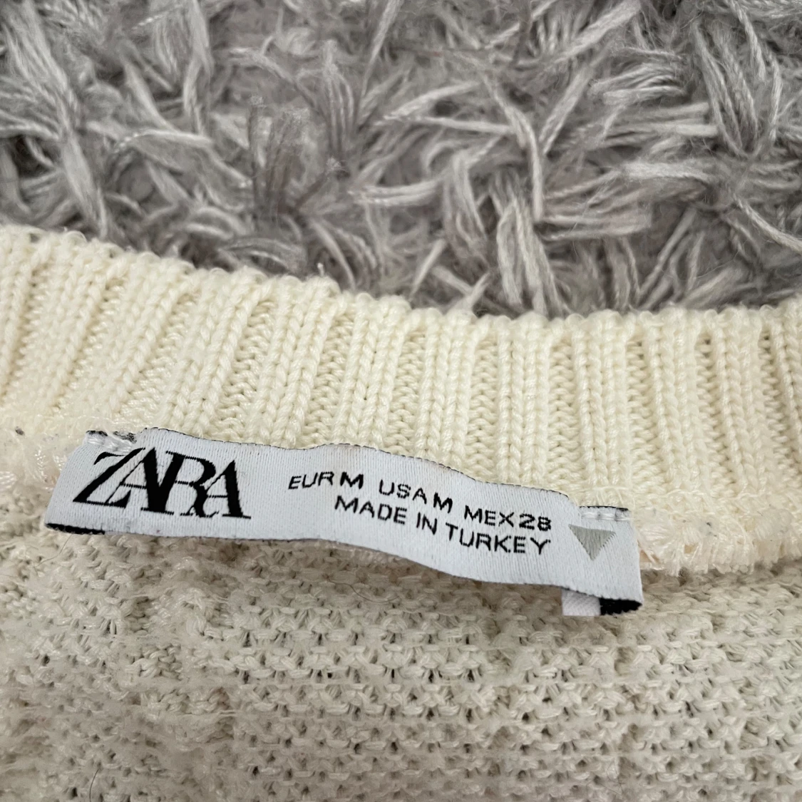 Krämvit stickad kofta från Zara - 1
