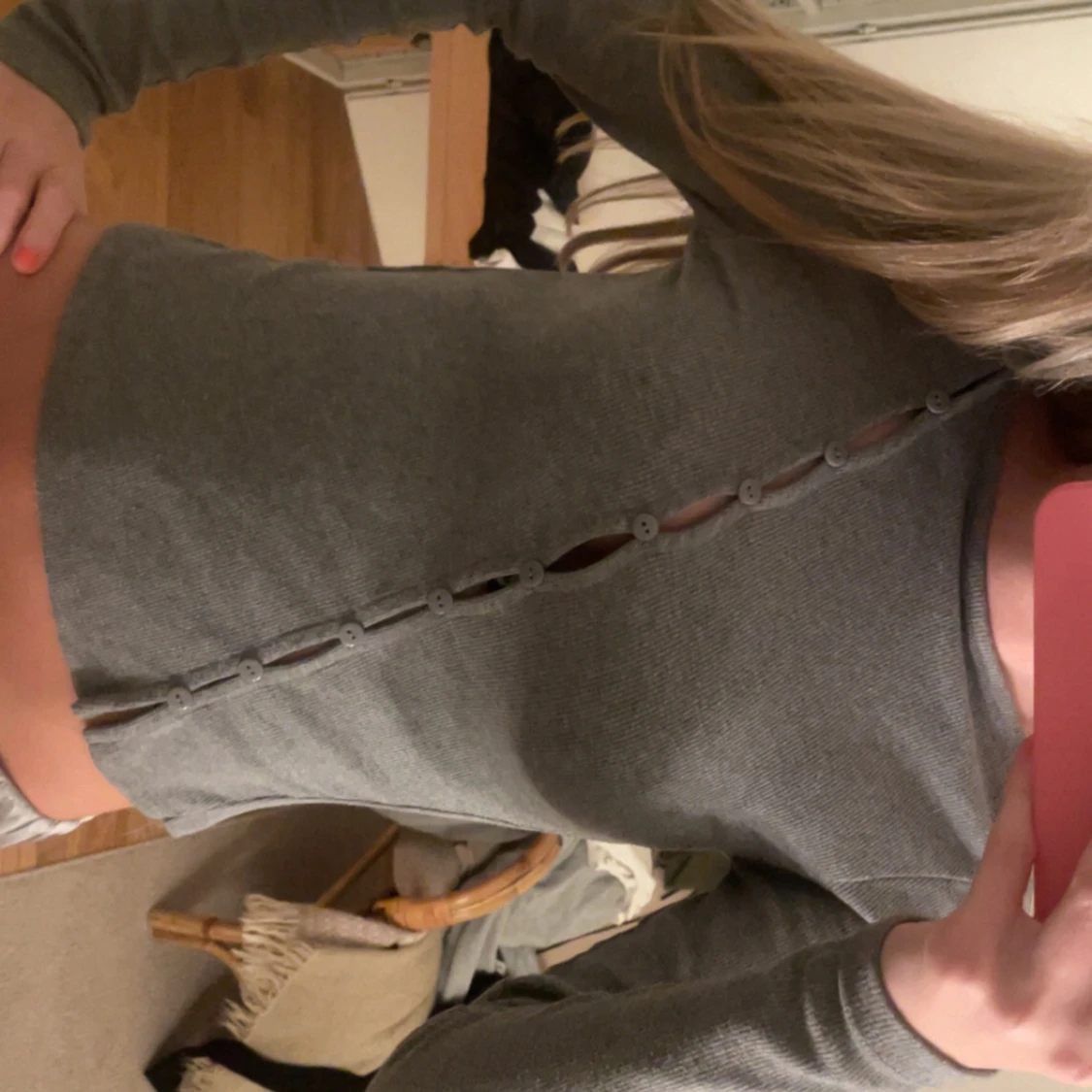 Grå långärmad tröja med sned knäppning